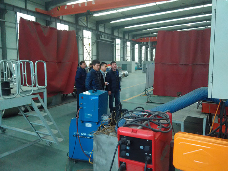 客戶參觀我公司鋁合金焊接自動化設(shè)備。