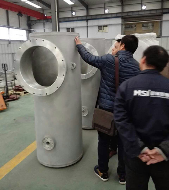 客戶參觀我公司GIS殼體成品。