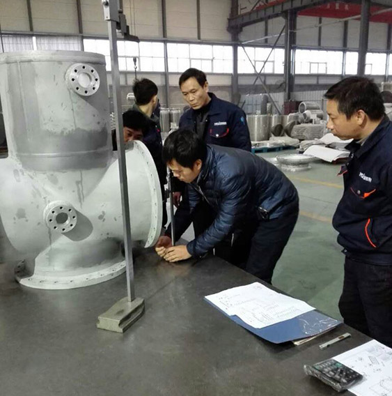 客戶對GIS殼體加工尺寸進(jìn)行檢測。